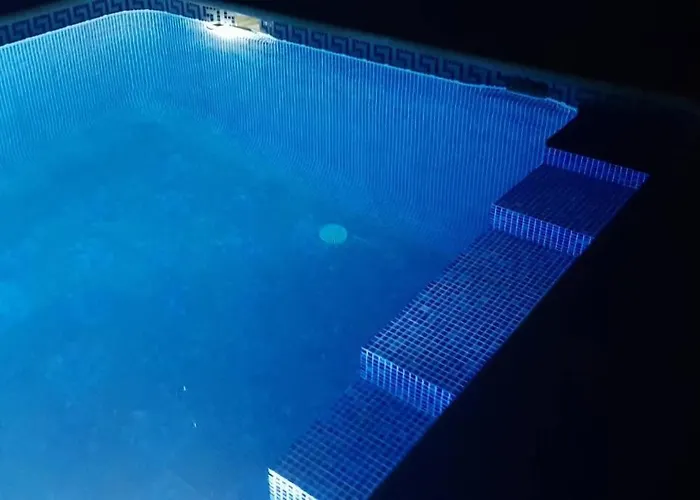 Torre Mit Pool Und Bergpanorama